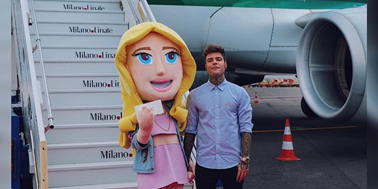 Chi c’era dentro le maxi mascotte matrimoniali di Fedez e Chiara Ferragni