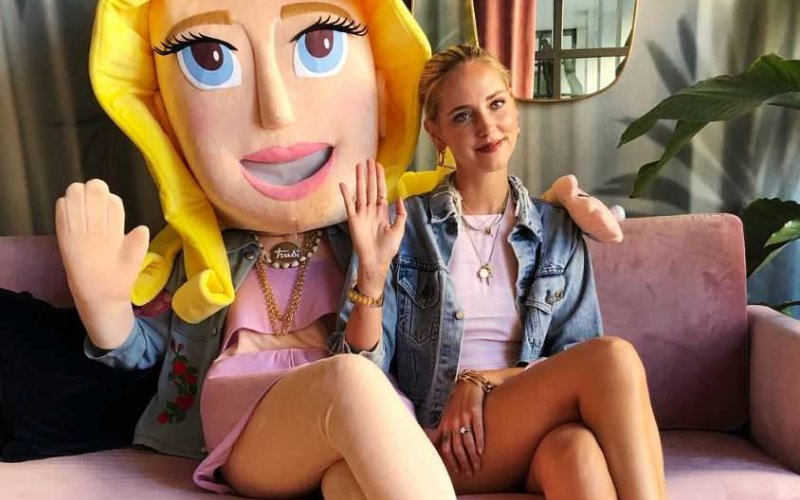 Chi c’era dentro le maxi mascotte matrimoniali di Fedez e Chiara Ferragni