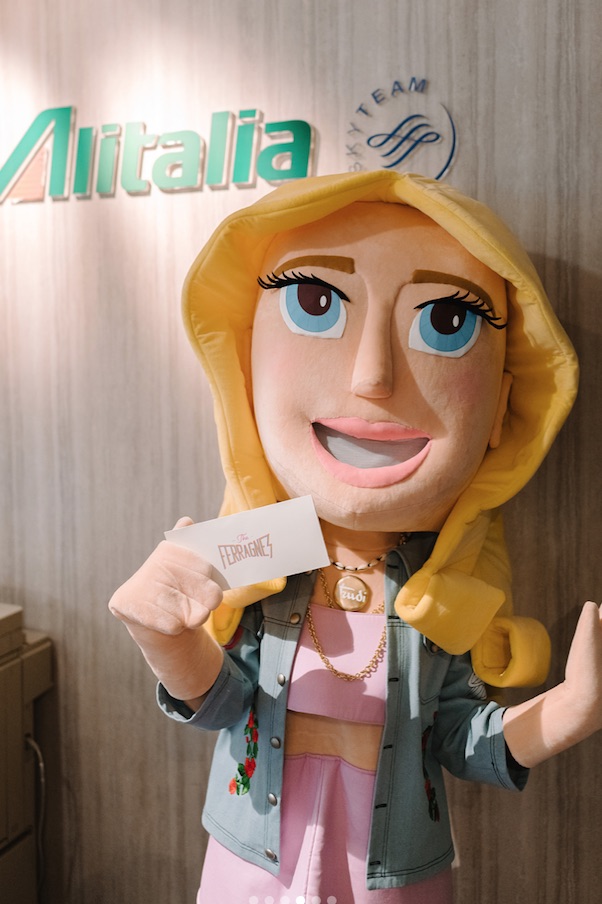 Chi c’era dentro le maxi mascotte matrimoniali di Fedez e Chiara Ferragni