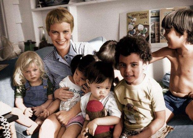 Woody Allen, la moglie: "Mio marito è innocente, Mia Farrow cattiva madre"