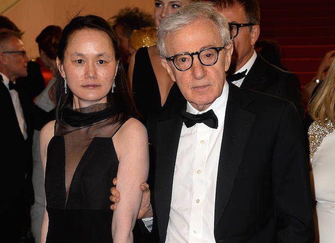 Woody Allen, la moglie: "Mio marito è innocente, Mia Farrow cattiva madre"