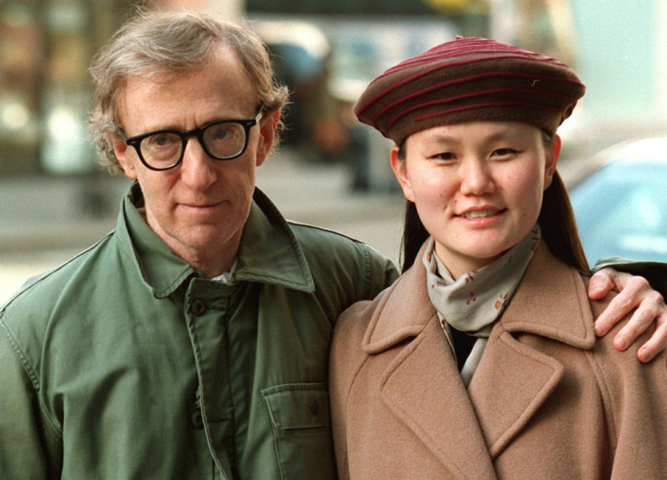 Woody Allen, la moglie: "Mio marito è innocente, Mia Farrow cattiva madre"