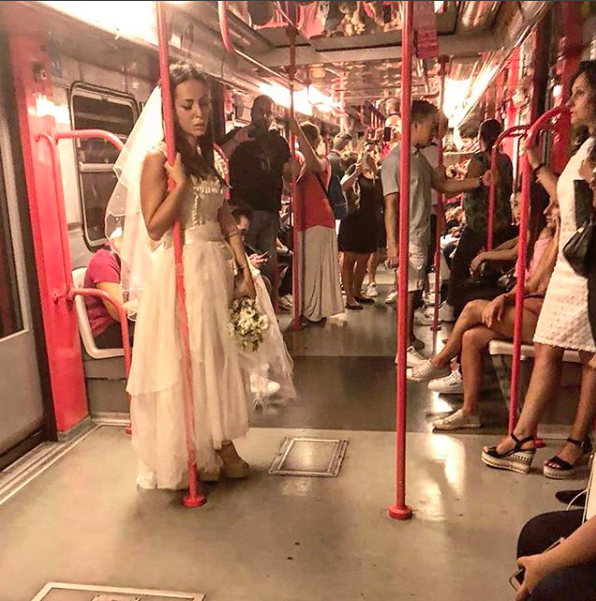 Chi è la sposa triste in giro sola per Milano: il mistero invade il web