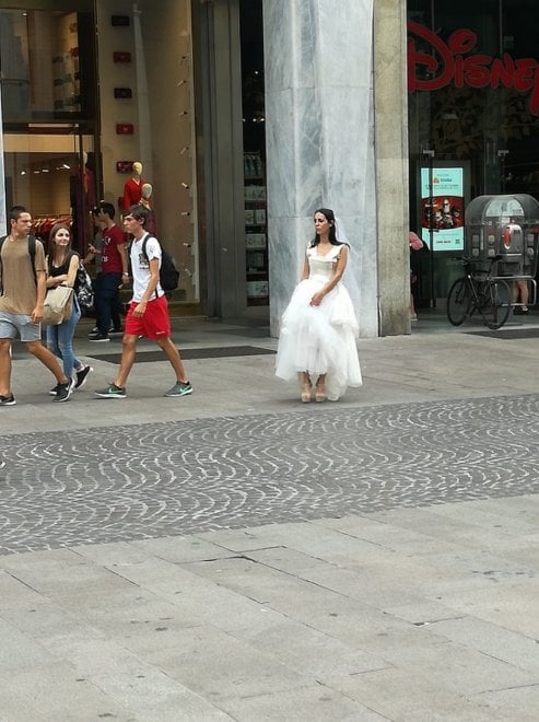Chi è la sposa triste in giro sola per Milano: il mistero invade il web
