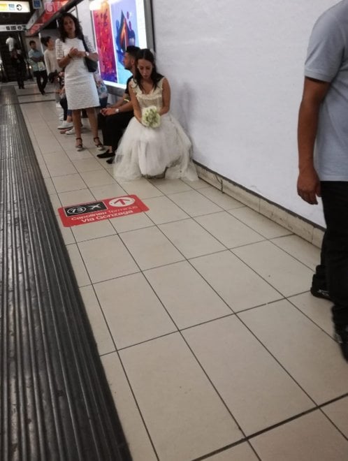Chi è la sposa triste in giro sola per Milano: il mistero invade il web