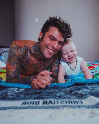 Il nuovo singolo di Fedez dedicato a Leone: nel video la moglie Chiara e il figlio Il nuovo singolo di Fedez dedicato a Leone: nel video la moglie Chiara e il figlio