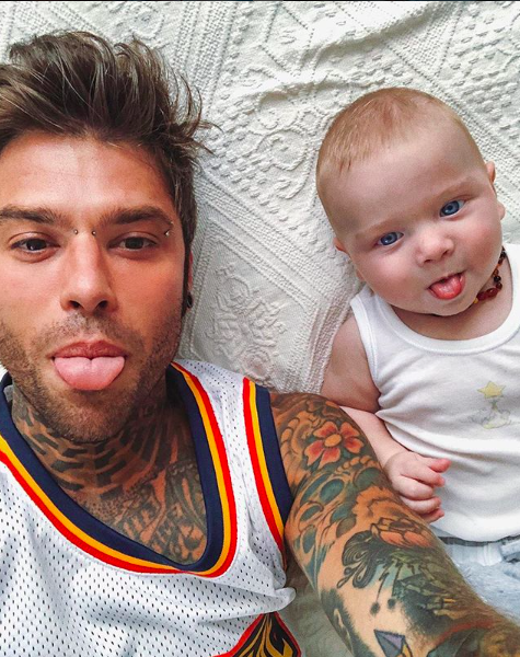 Il nuovo singolo di Fedez dedicato a Leone: nel video la moglie Chiara e il figlio