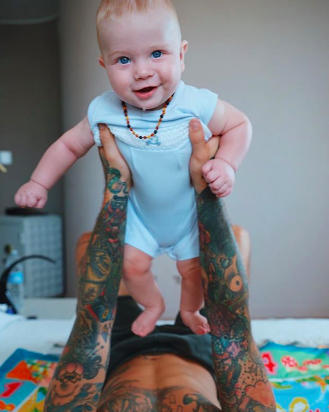 Il nuovo singolo di Fedez dedicato a Leone: nel video la moglie Chiara e il figlio