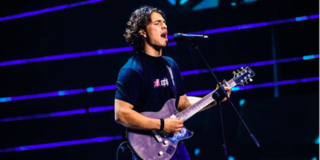 Il figlio di Alessandro e nipote di Vittorio ha conquistato i giudici di X Factor: ecco chi è il giovane Leo Gassman.