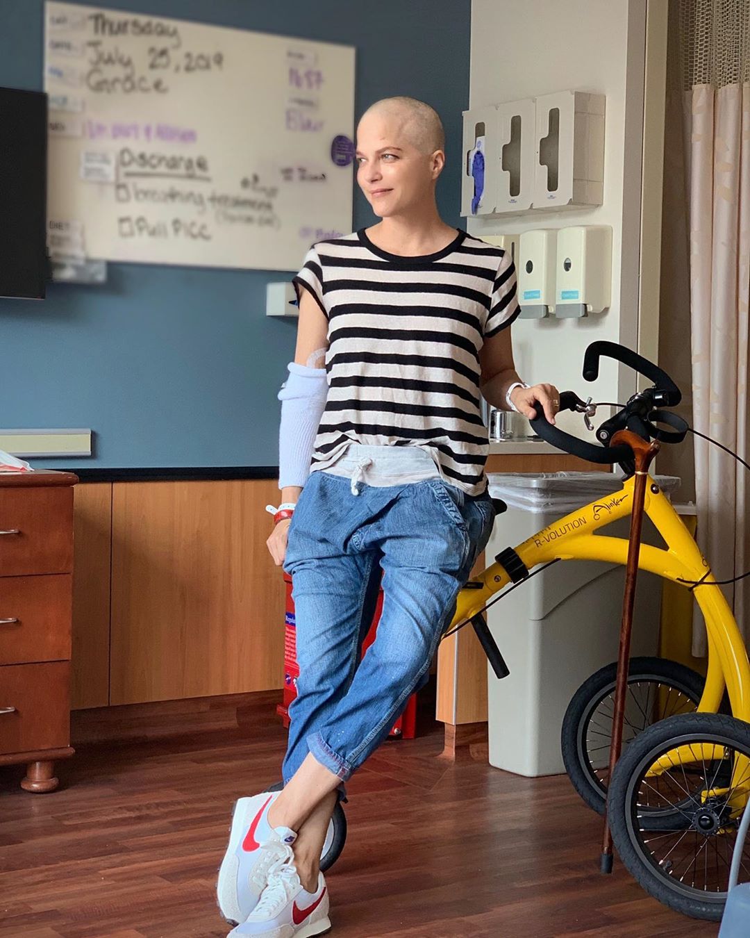Selma Blair e la forza di mostrare, senza capelli, la sclerosi multipla