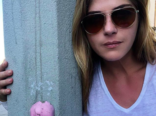 Selma Blair e la forza di mostrare, senza capelli, la sclerosi multipla