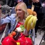 Fedez: balli con la frutta e gare con i carrelli, la festa nel supermarket indigna il web