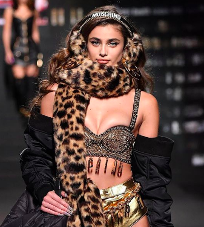 Ma quali anni '90? Il fascino senza età di Naomi Campbell per Moschino