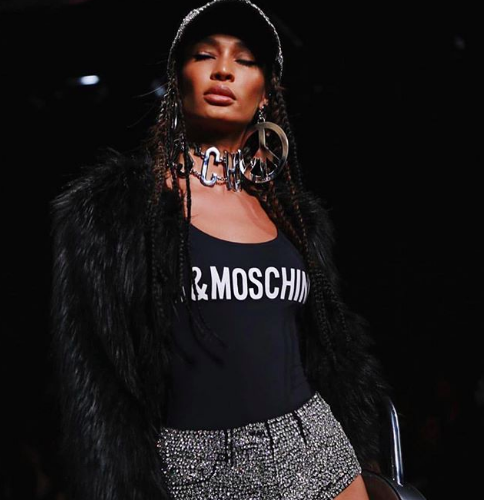 Ma quali anni '90? Il fascino senza età di Naomi Campbell per Moschino