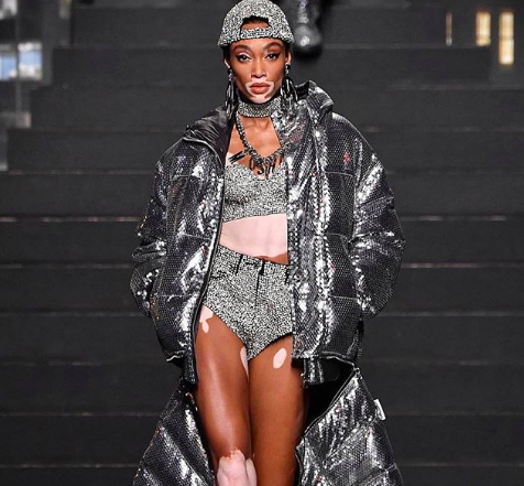 Ma quali anni '90? Il fascino senza età di Naomi Campbell per Moschino