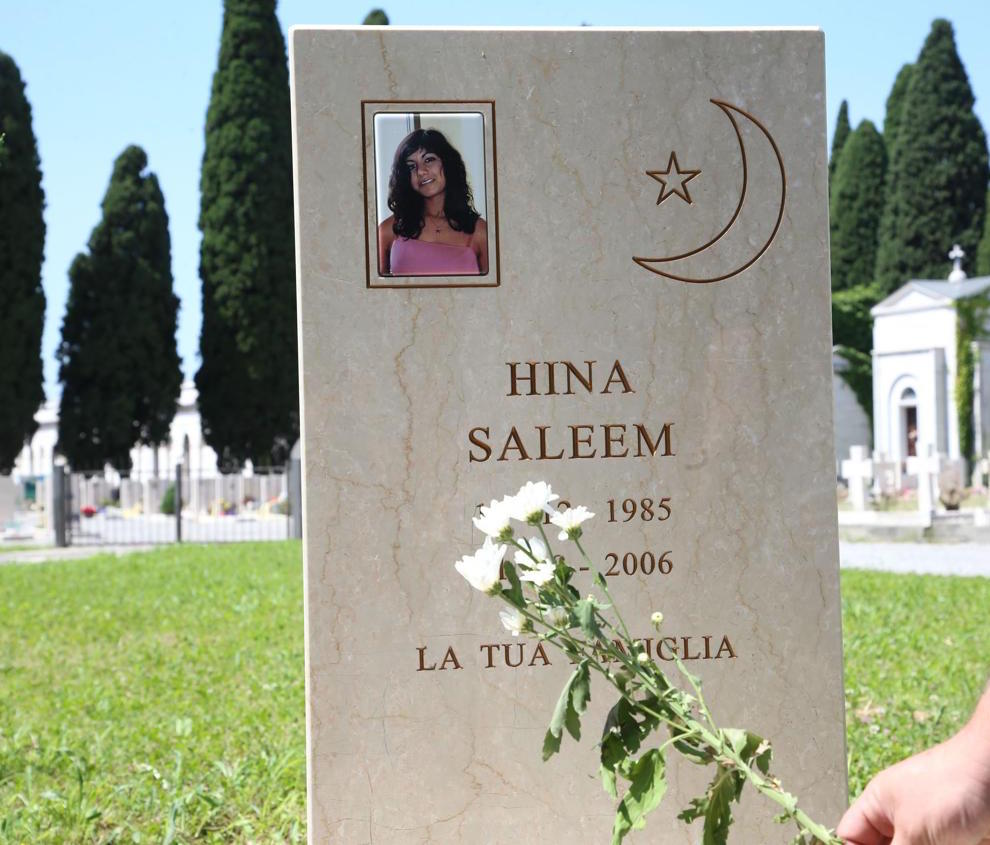 Non c’è pace per Hina: se la sua foto sulla lapide è troppo “scoperta”