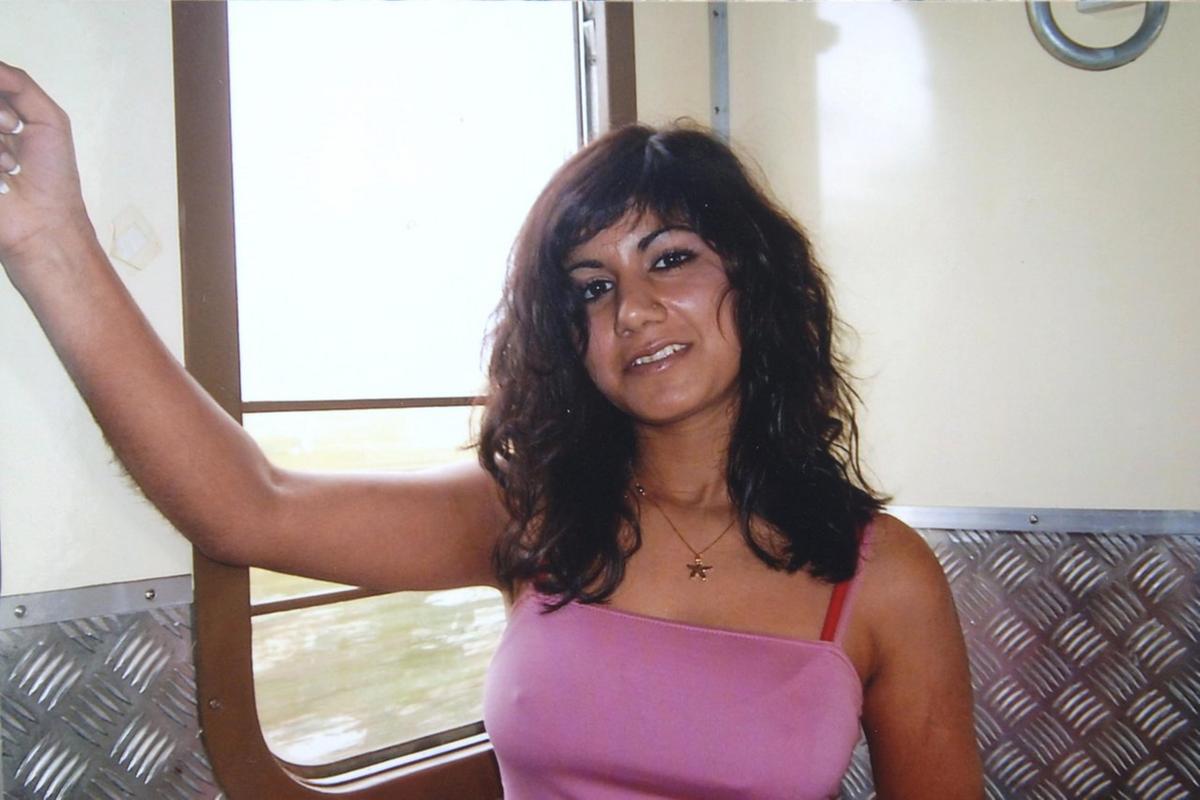 Non c’è pace per Hina: se la sua foto sulla lapide è troppo “scoperta”