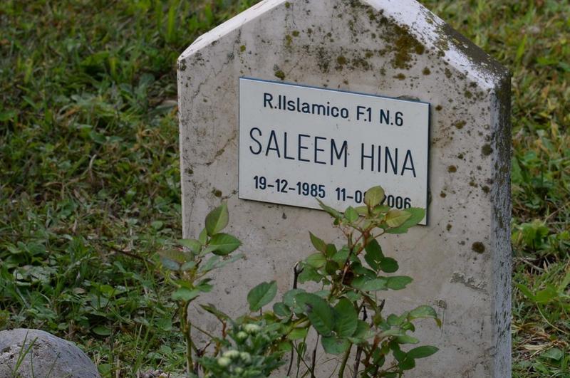 Non c’è pace per Hina: se la sua foto sulla lapide è troppo “scoperta”