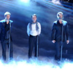 Finale “nostalgia” di XFactor: Robbie Williams sul palco con i Take That
