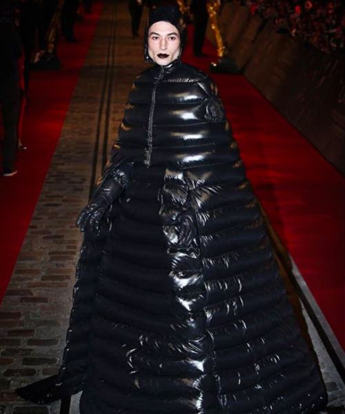 La chiamano moda. Il vestito trapuntato di Moncler per l’inverno