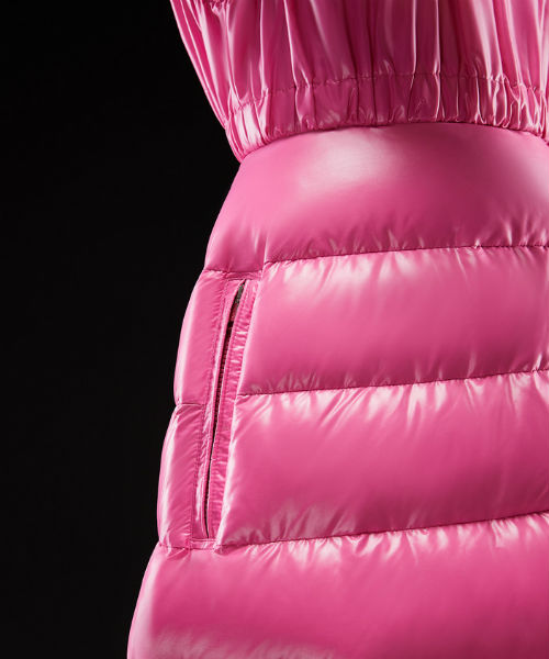 La chiamano moda. Il vestito trapuntato di Moncler per l’inverno