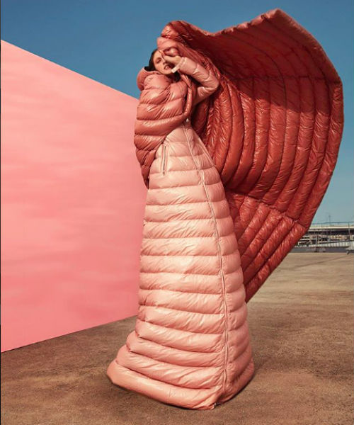 La chiamano moda. Il vestito trapuntato di Moncler per l’inverno