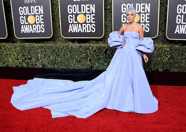 Effetto nudo, eccentrici, eleganti, regali: gli abiti delle star ai Golden Globe 2019