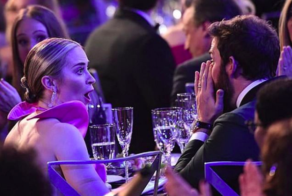 Le lacrime di John Krasinski per la dedica della moglie Emily Blunt