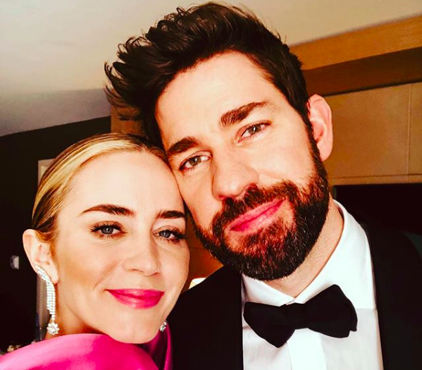 Le lacrime di John Krasinski per la dedica della moglie Emily Blunt