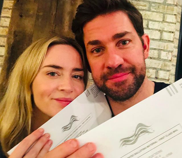 Le lacrime di John Krasinski per la dedica della moglie Emily Blunt