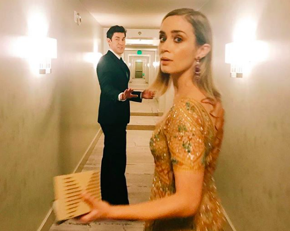 Le lacrime di John Krasinski per la dedica della moglie Emily Blunt