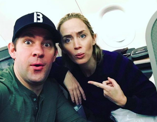 Le lacrime di John Krasinski per la dedica della moglie Emily Blunt