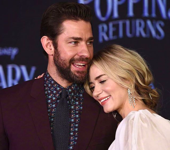 Le lacrime di John Krasinski per la dedica della moglie Emily Blunt