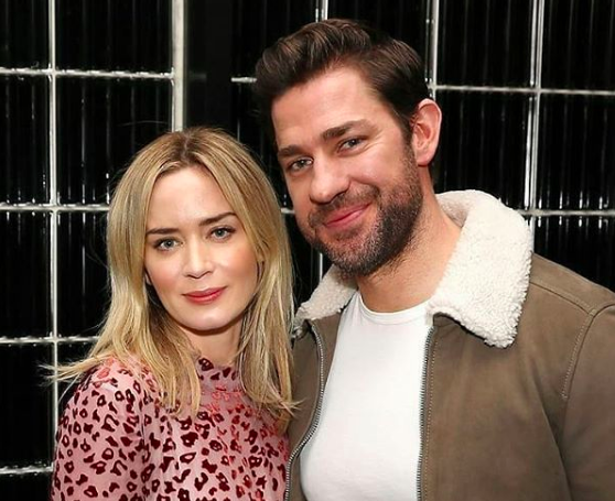 Le lacrime di John Krasinski per la dedica della moglie Emily Blunt