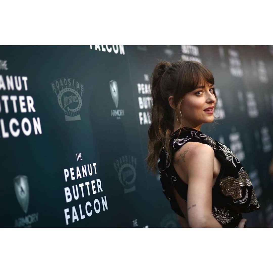 Parliamo del ciclo mestruale di Dakota Johnson. Anzi, ne ha parlato lei
