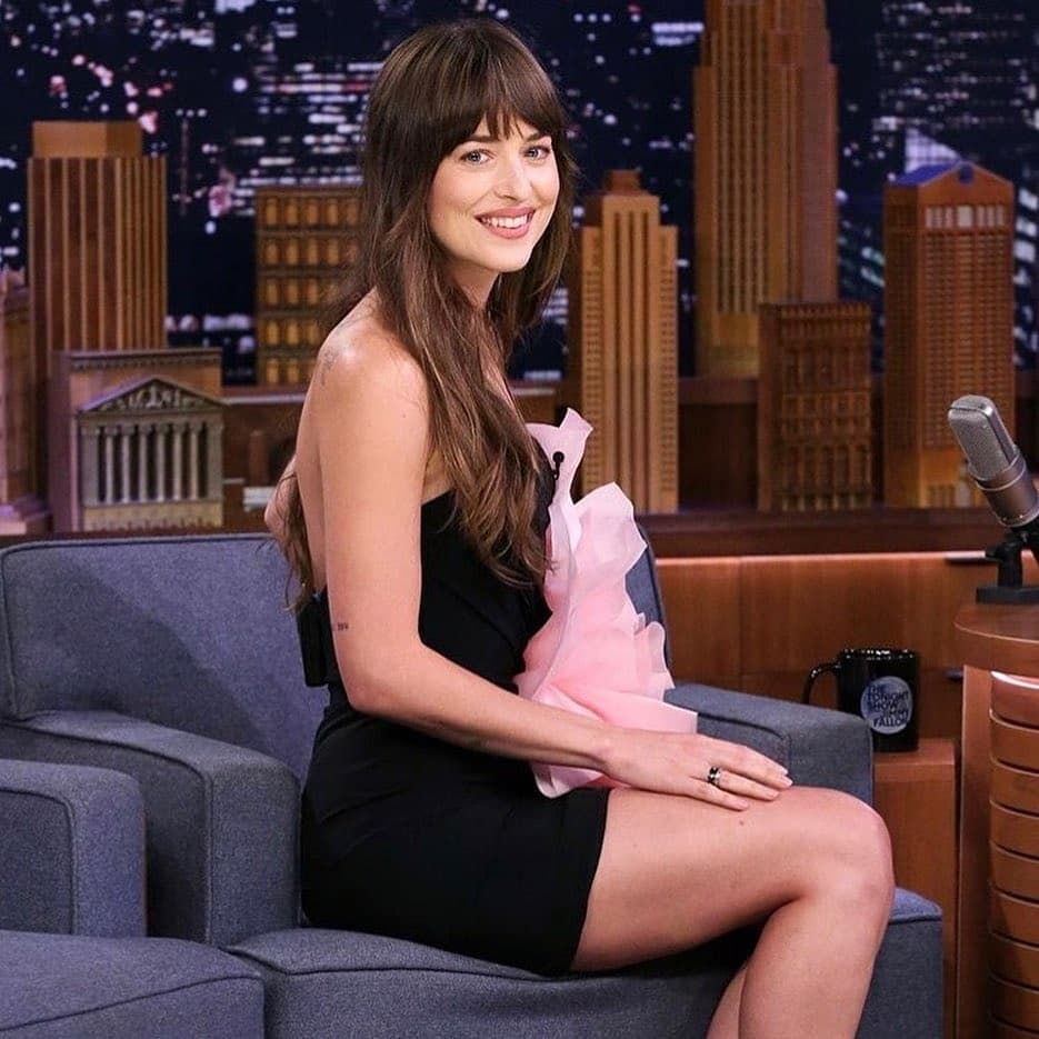 Parliamo del ciclo mestruale di Dakota Johnson. Anzi, ne ha parlato lei