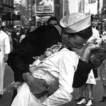 È morto George Mendonsa, chi era il marinaio del bacio più famoso del mondo