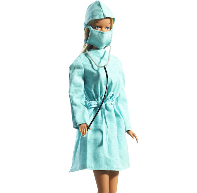 Con vitiligine, protesi o calva: le nuove versioni di Barbie (e Ken)