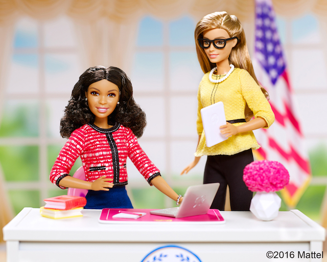 Con vitiligine, protesi o calva: le nuove versioni di Barbie (e Ken)
