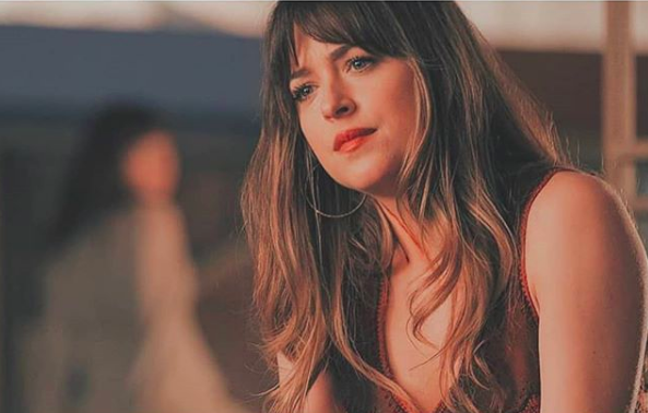 Parliamo del ciclo mestruale di Dakota Johnson. Anzi, ne ha parlato lei