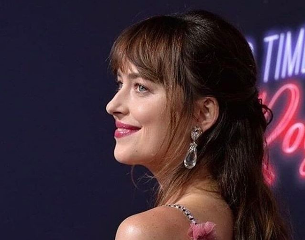Parliamo del ciclo mestruale di Dakota Johnson. Anzi, ne ha parlato lei
