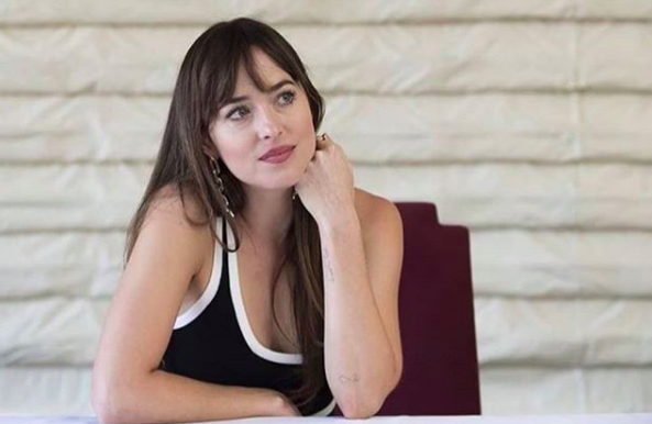 Parliamo del ciclo mestruale di Dakota Johnson. Anzi, ne ha parlato lei