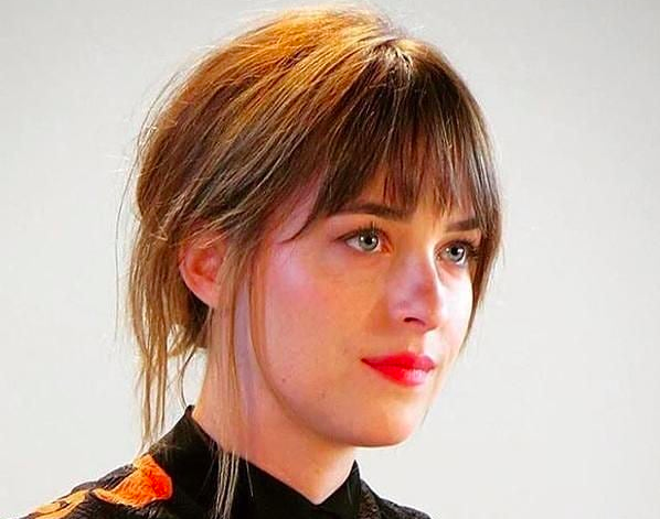 Parliamo del ciclo mestruale di Dakota Johnson. Anzi, ne ha parlato lei