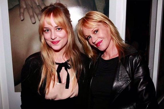 Parliamo del ciclo mestruale di Dakota Johnson. Anzi, ne ha parlato lei