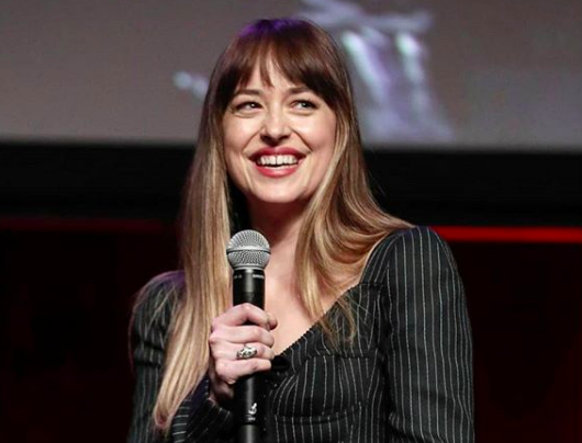 Parliamo del ciclo mestruale di Dakota Johnson. Anzi, ne ha parlato lei