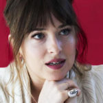 Parliamo del ciclo mestruale di Dakota Johnson. Anzi, ne ha parlato lei