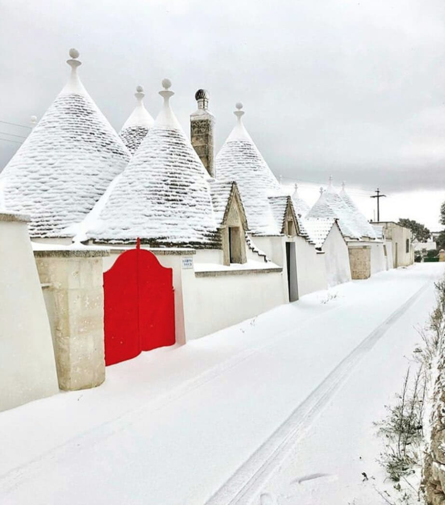 Neve sui trulli: il fascino della Puglia imbiancata