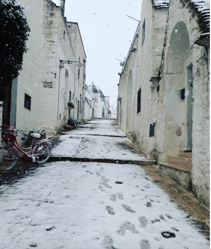 Neve sui trulli: il fascino della Puglia imbiancata