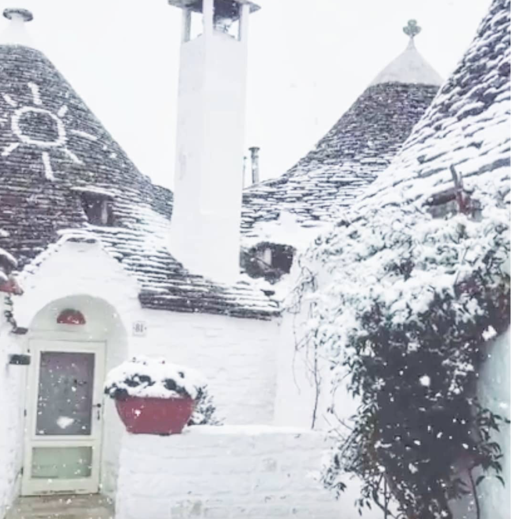Neve sui trulli: il fascino della Puglia imbiancata