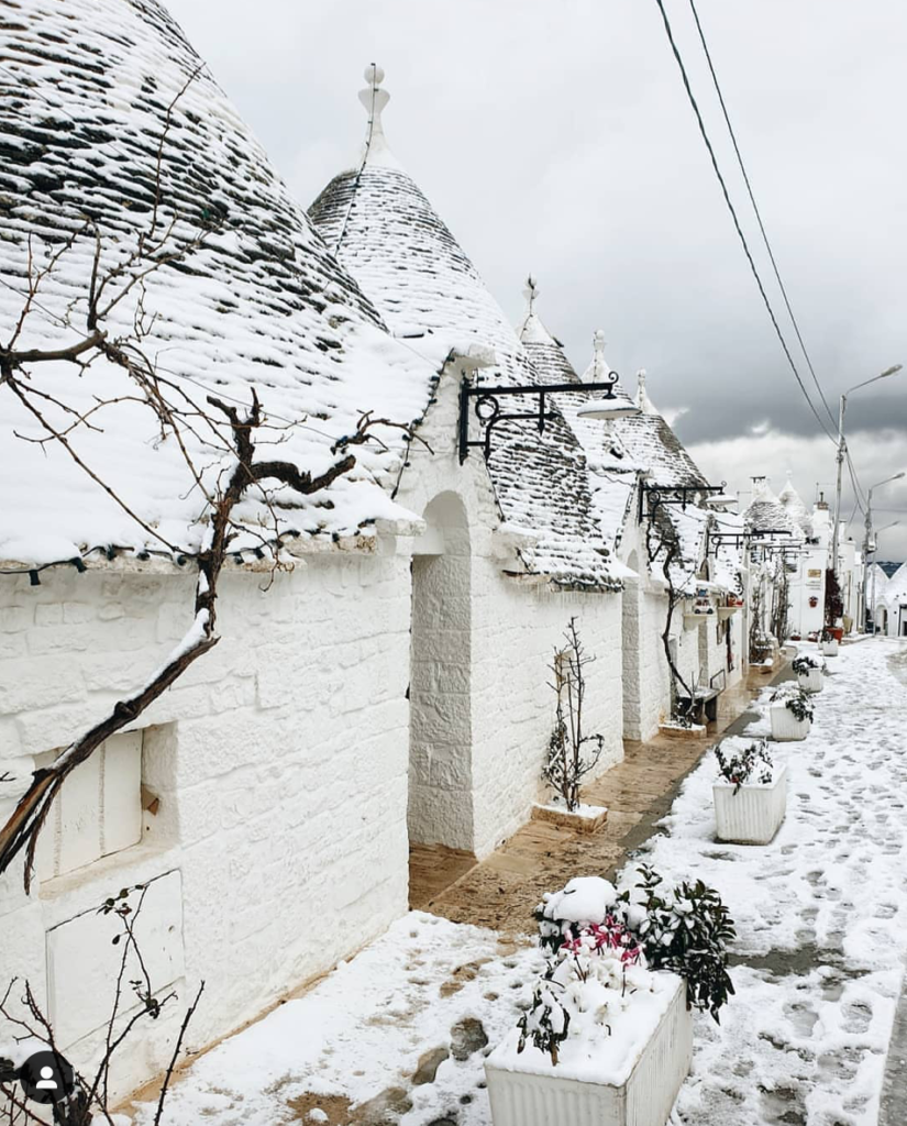 Neve sui trulli: il fascino della Puglia imbiancata